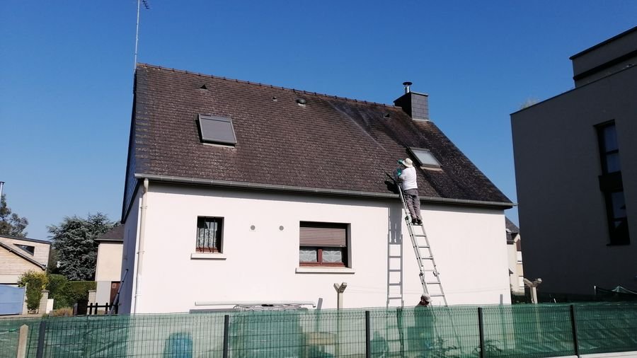 Intervention de traitement de toiture par STEED Solutions Extérieures à Betton en 2020