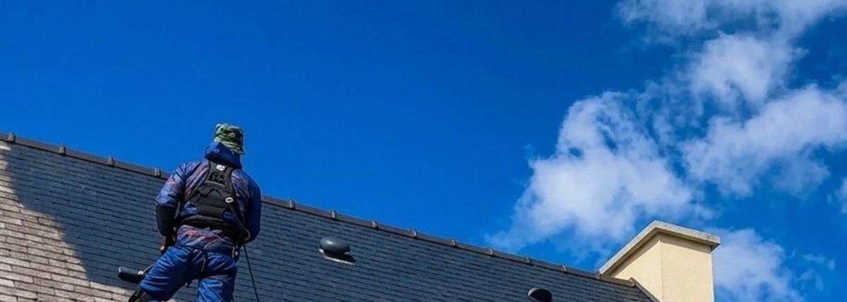 Équipe STEED au travail sur une toiture