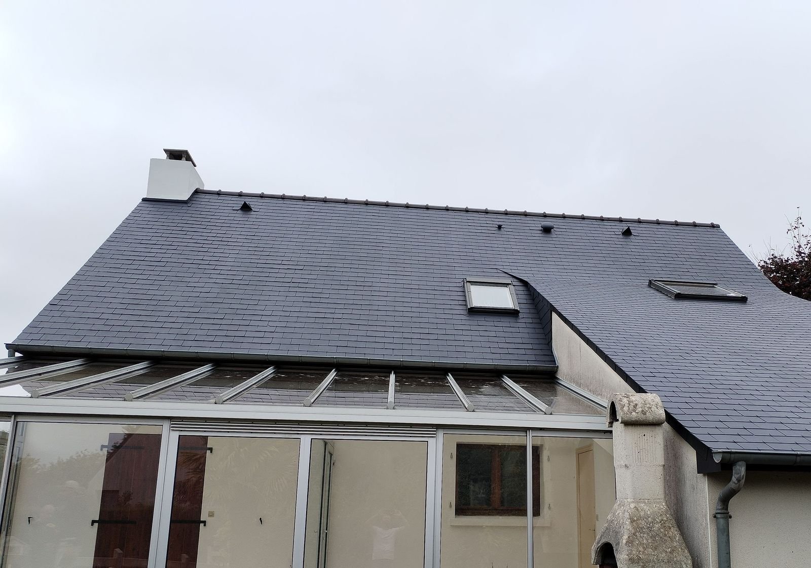 Toiture fibrociment nettoyée et traitée hydrofuge coloré à Cesson-Sévigné après intervention STEED Solutions Extérieures