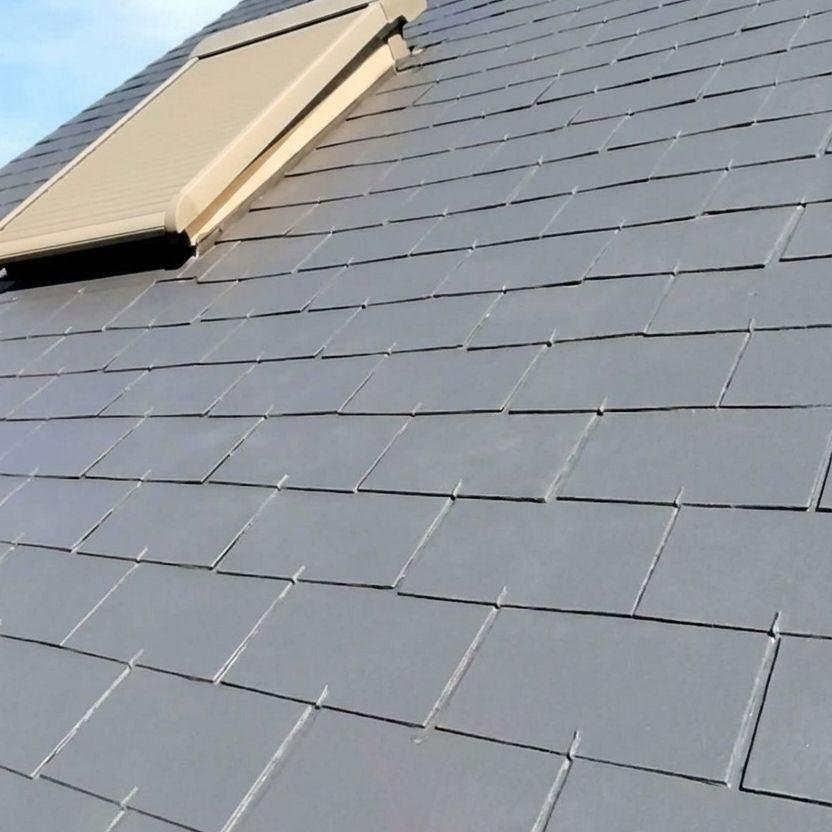 Vue rapprochée de la toiture après nettoyage et résine hydrofuge colorée, secteur Châteaugiron