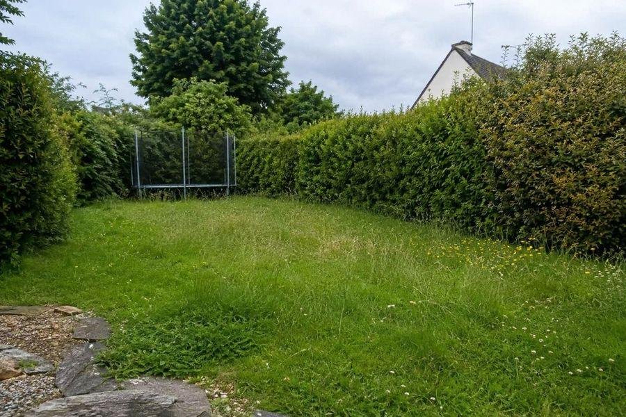 Jardin envahi par les hautes herbes avant tonte