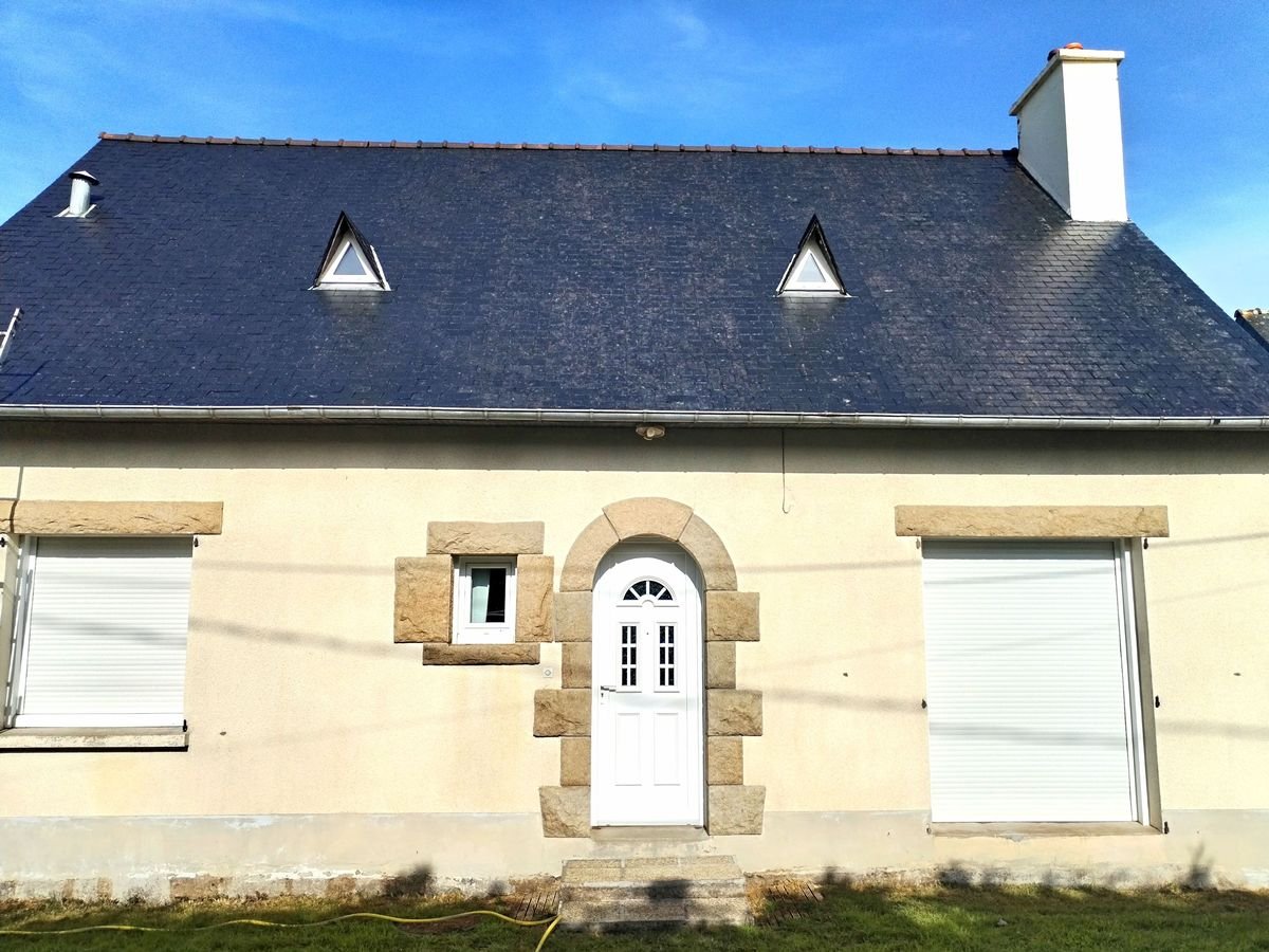 Toiture en ardoise naturelle nettoyée et traitée antimousse à Liffré après intervention STEED Solutions Extérieures
