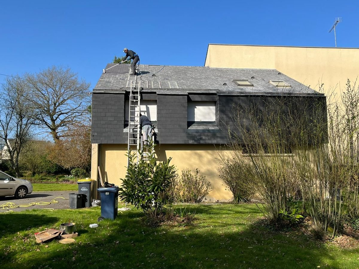 Équipe STEED Solutions Extérieures en intervention sur une toiture à Liffré