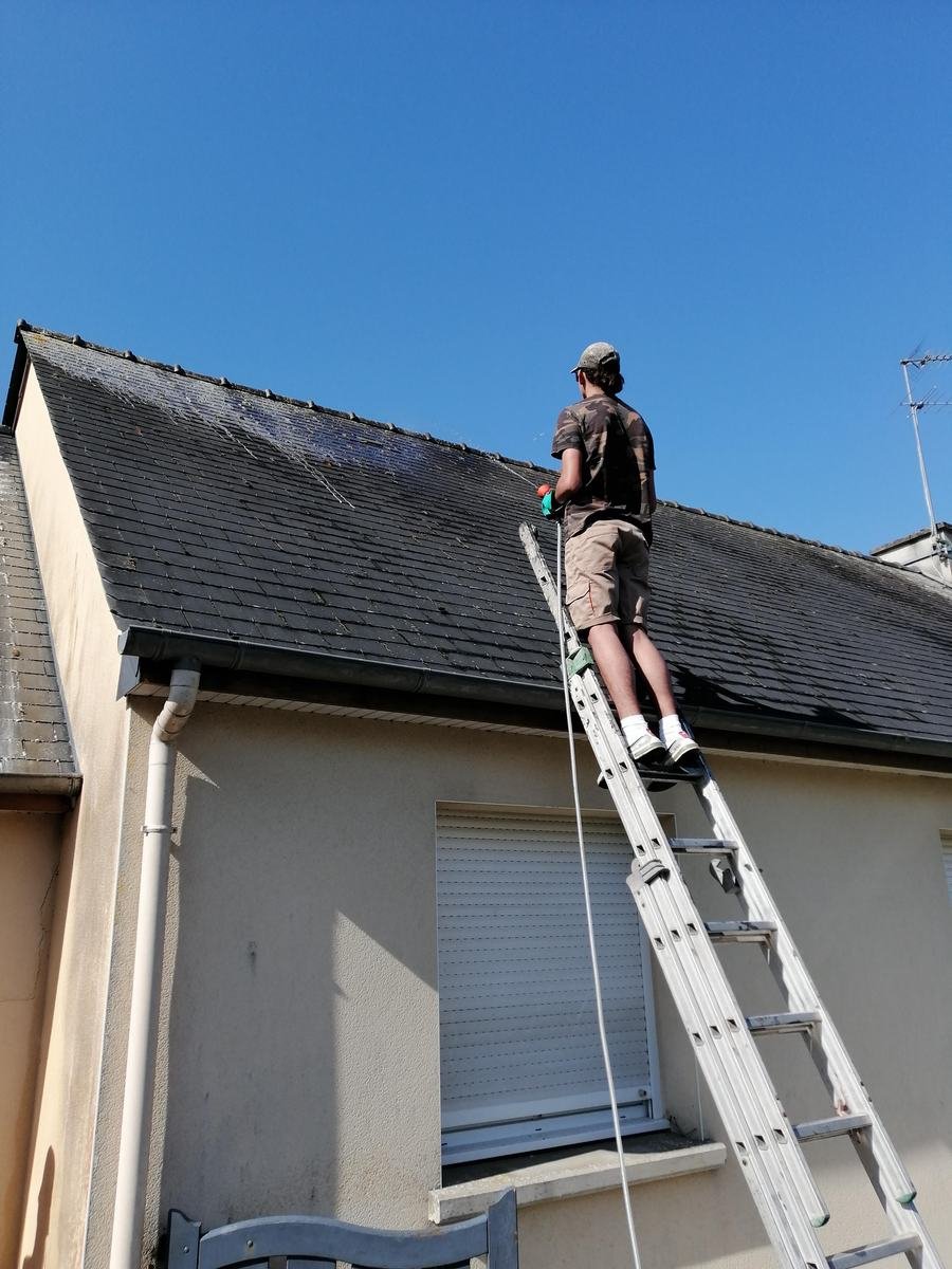 Traitement antimousse de toiture à Montfort-sur-Meu par STEED Solutions Extérieures
