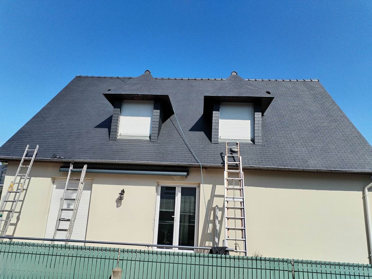 Toiture fibro-ciment nettoyée et traitée à Montfort-sur-Meu, support propre prêt à recevoir la résine hydrofuge