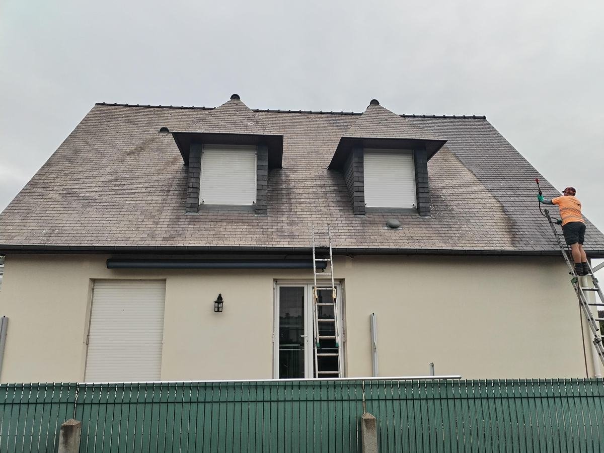 Application d'un nettoyant actif et traitement de fond fongicide sur une toiture à Montfort-sur-Meu