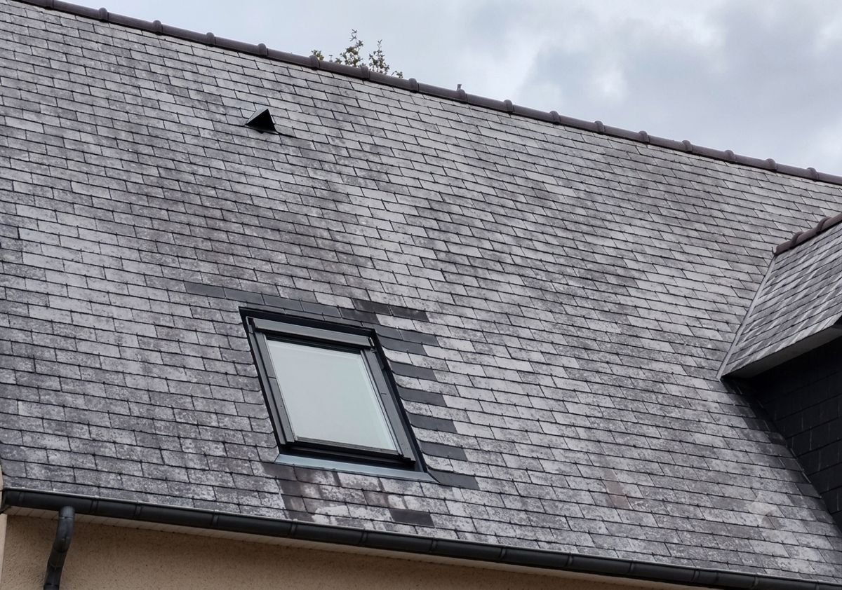 Toiture terne avant nettoyage et résine colorée à Pacé