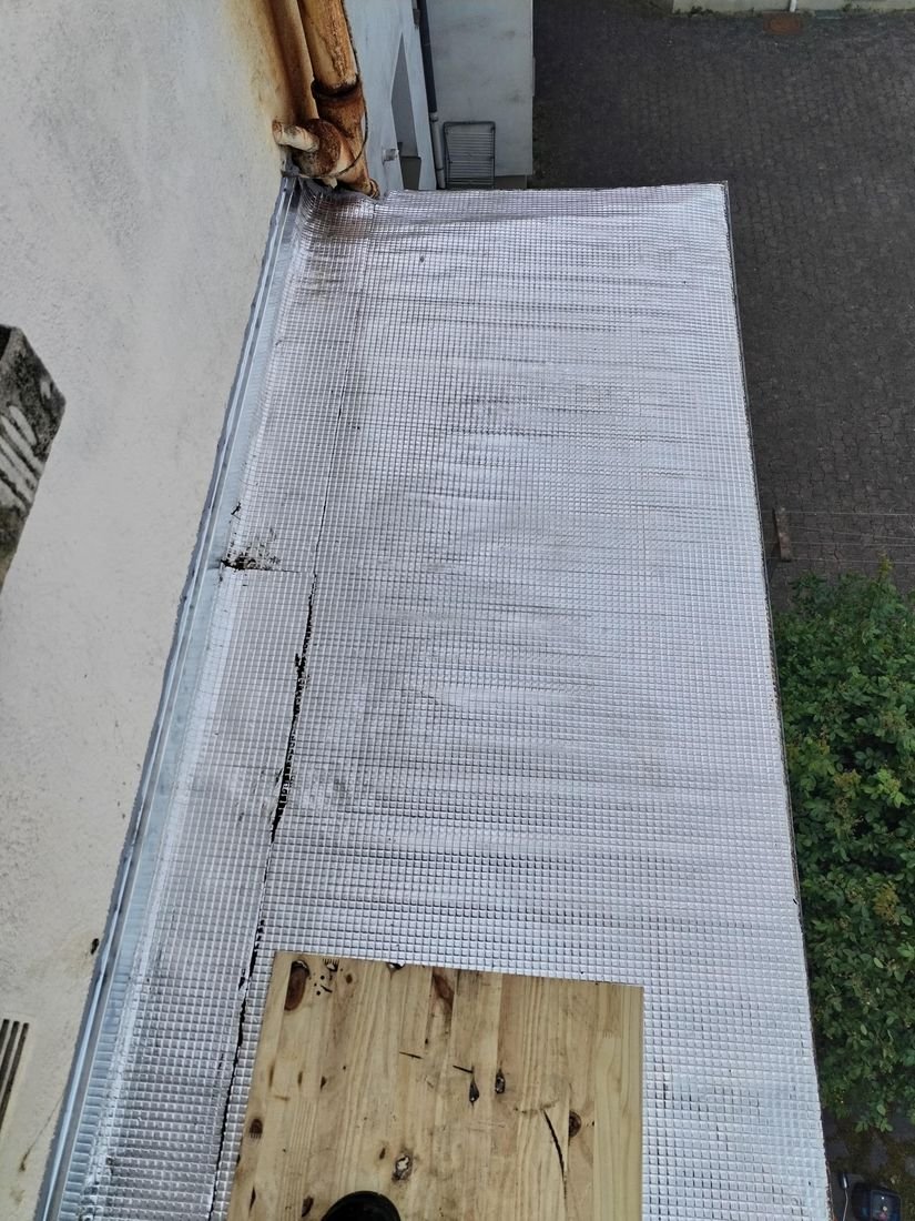 Toit plat après pose de revêtement d'étanchéité et bande solin par STEED Solutions Extérieures à Rennes